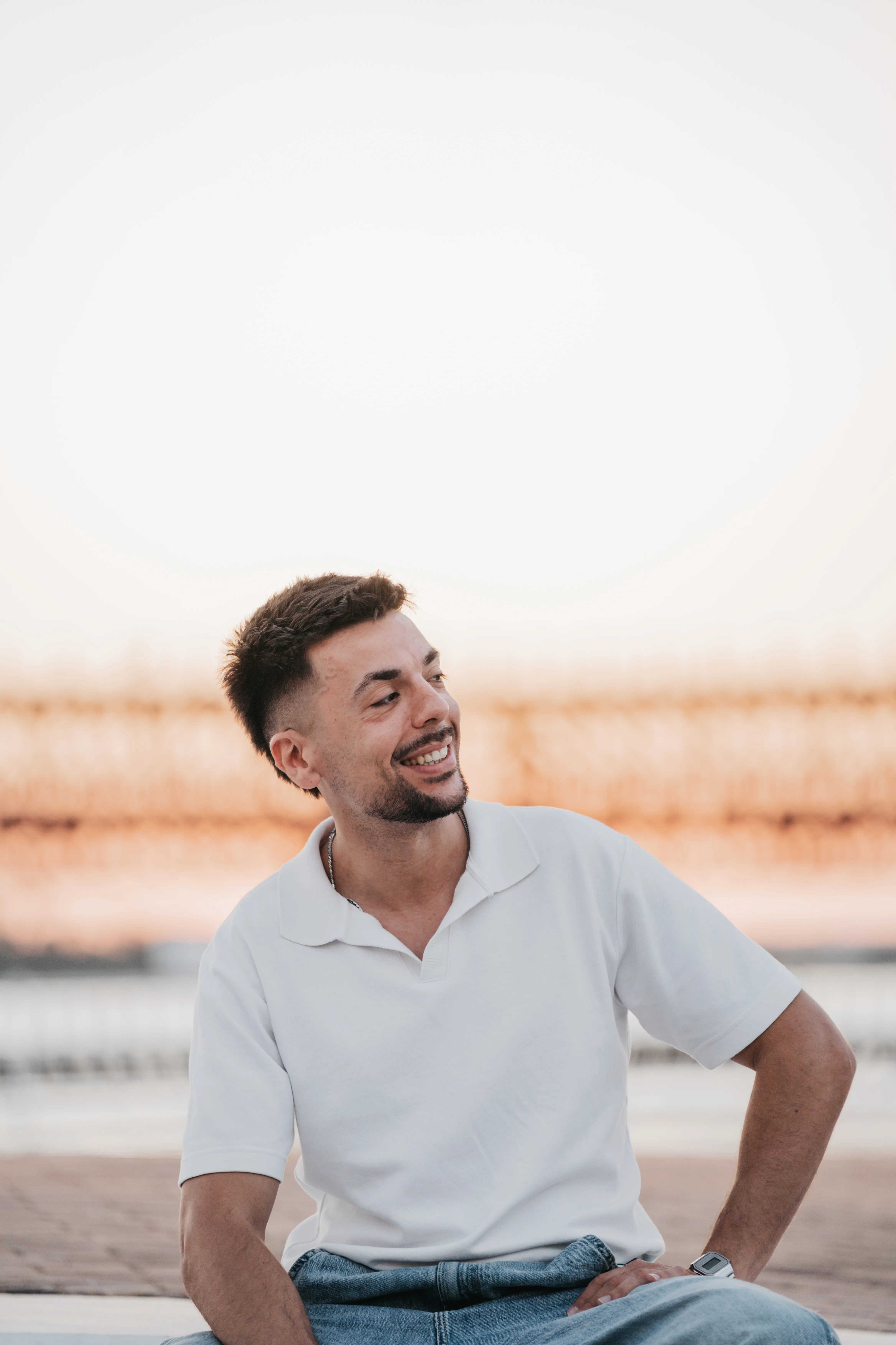 José sonriendo, sentado al aire libre